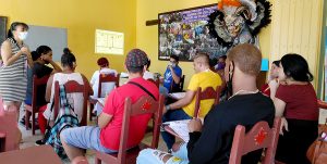 Taller Incubación de negocios. Daysi Espinosa Chongo (izq.), colaboradora del CCRD-C y especialista en economía, facilitó el tema relacionado con las finanzas