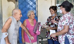 Integrantes de la Pastoral entregan bolsa de cereales deshidratados y artículos de uso personal