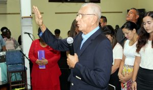 Rev. Raimundo García Franco, fundador de nuestro Centro, da la bendición al concluir una celebración por Navidad