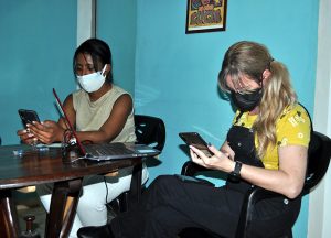 Las psicólogas Valia Solis y Rocío Fernández, durante la coordinación del trabajo para los próximos 15 días