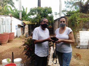 Suledis Serrano Rivero, propietaria de un negocio de fotografía en la comunidad Santa Marta, recibe un cámara fotográfica donada por nuestro Centro
