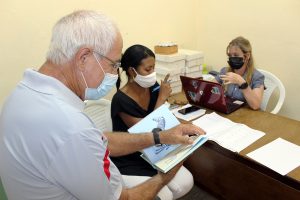 La revisión de materiales didácticos, donde el humor funciona como autoayuda es una alternativa más