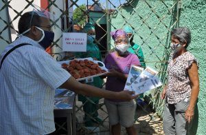Entrega de impresiones gráficas con mensajes motivacionales donados por trabajadores del CCRD-C y dulces de la guardería Kariñositos