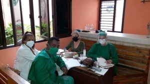 Parte del personal que labora en el Centro para pacientes pediátricos sospechosos de haber contraído Covid-19