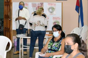 Taller sobre empoderamiento femenino. Al fondo, se aprecia una exposición de carteles y fotos que evidencian el trabajo del CCRD-C en favor de la mujer