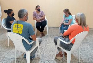 La psicóloga Rocío Fernández dirige la reunión con líderes de la comunidad Jovellanos