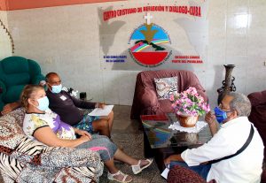 Alfredo Rojas, especialista del CCRD-C recibe a los emprendedores Marileyli Rubí y Rolando León
