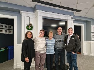 De izquierda a derecha: Richard Payne (pastor de misión global), Blanca Bivans (traductor), Sharon Harder, Rita M. García (directora del CCRD-C), Marcia y Dale Hummel (pastor y su esposa)