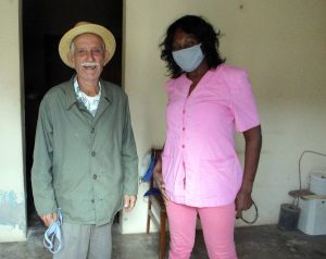 La asistente social Yamilé Casal, entrega mascarillas