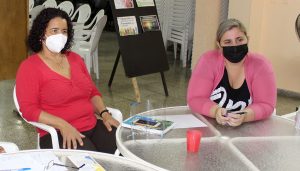 La coordinadora del Programa de Atención Psico-comunitaria, Yenia Pupo (izquierda) intercambia con dueña de guardería