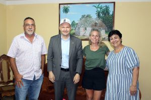 Jens Gust, Ministro Consejero de la Embajada de Alemania y Vanesa Sánchez, encargada de divulgación (al centro) junto a directivos del CCRD-C