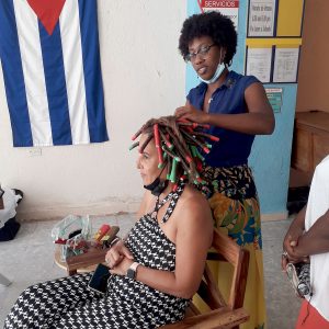 Lisbety, promotora de Qué Negra! exhibe las habilidades en el tratamiento del cabello rizado