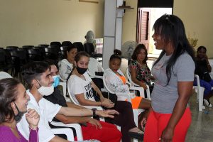 Intercambio de la facilitadora, Yaimaralis Aldazabal, con participantes al taller