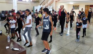 Las niñas y niños durante una clase de baile