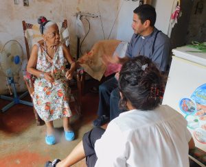 Charla educativa sobre la salud física y mental en visita a anciana de la comunidad