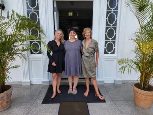 Embajadora Heidrun Tempel (derecha), Directora Ejecutiva del CCRD-C Rita M. García (centro) y La encargada de cultura la señora Vanessa Sánchez (izquierda)