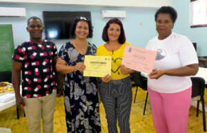 Yenia Pupo, coordinadora del Programa Académico del CCRD-Cuba (vestido negro) e Ydorkys Herrera (derecha), secretaria general de la FMC en Cárdenas reconocieron al facilitador y a las participantes