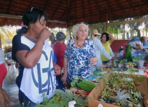 Feria de productos elaborados por las mujeres participantes en el Taller