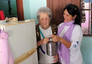 Con amor y alegría compartimos con los ancianos