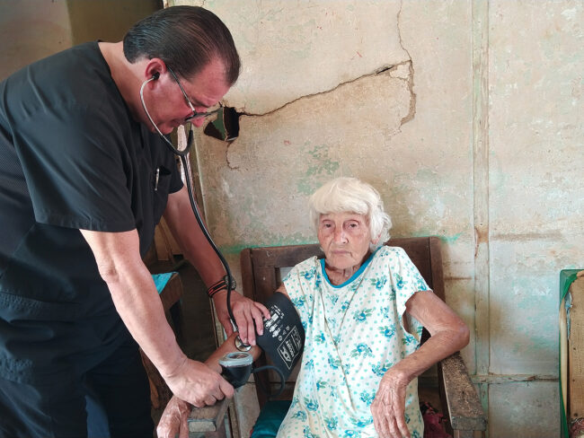 Clinico y anciana