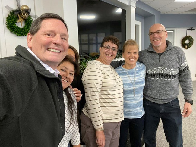 Directora con pastores de la Iglesia de Wooddale