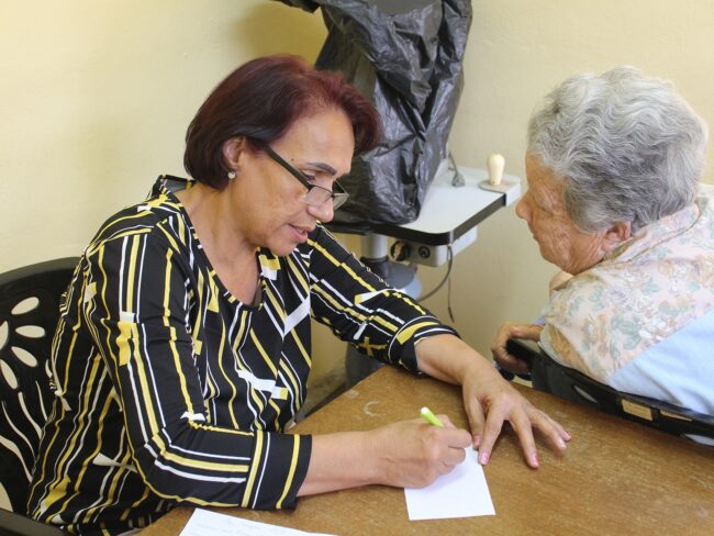 Consulta Otorrino anciana