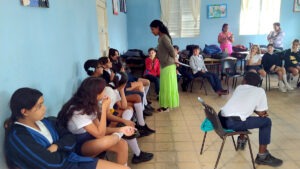 La psicóloga Valia Solis, coordinadora del programa de Atención Psico-Comunitaria, conversa con los estudiantes acerca de sus sentimientos e inquietudes