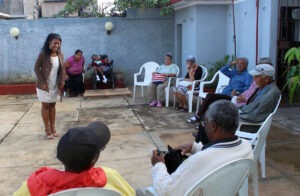 Valia Solis, coordinadora de la Pastoral para la atención a ancianos, personas con discapacidad y con necesidades especiales, recibió a los beneficiarios