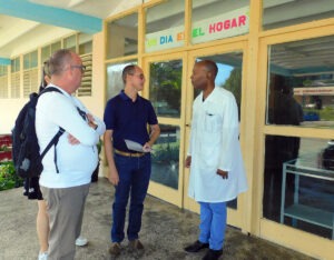 Representación del CCRD-Cuba conversa con Dr. Julio Lozada Díaz (dcha.) , director del Centro Médico Pedagógico Paquito González Cueto