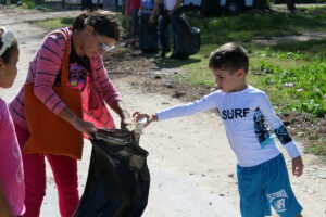 Recogida de desechos en Playa Larga, Cárdenas, como actividad del Salón Infantil Cultura de Paz