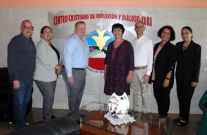 Mike Hammer y Rita M. García (al centro), junto a funcionarios de la embajada y directivos del CCRD-Cuba