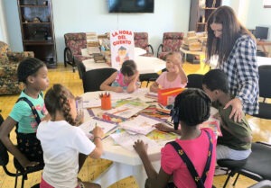 La especialista Denise Lima les motivó para que dibujaran a partir de lo interpretado en el cuento