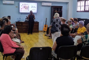 Matilde Barrios, presidenta del Club de los 120, condujo la actividad Por una vida plena