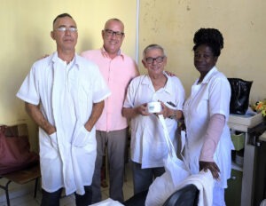 El director de la clínica, Dr. Jorge Rodríguez Fernández y otros especialistas agradecieron el donativo del CCRD-Cuba