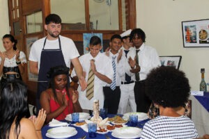 Los jóvenes demuestran sus habilidades gastronómicas y comerciales