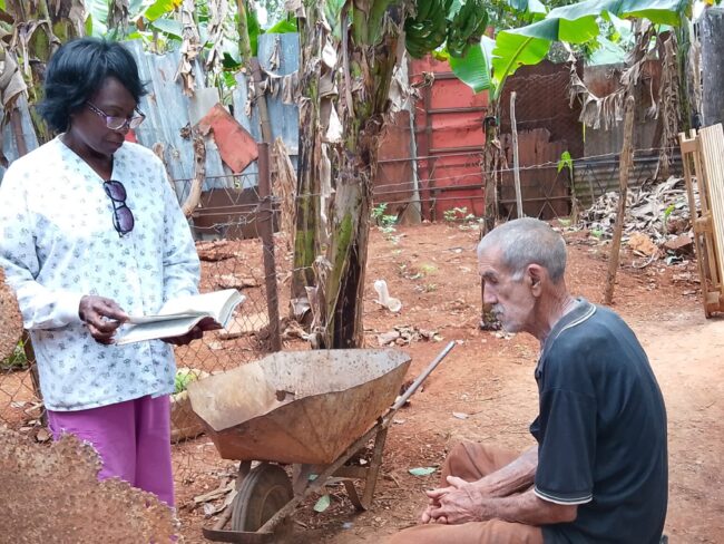 Pastoral leyendo la biblia