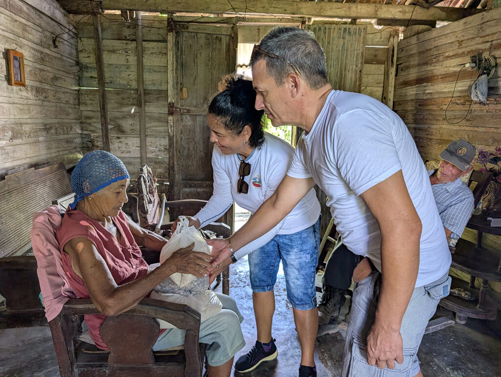 Ayuda humanitaria a ancianos solos en Granma