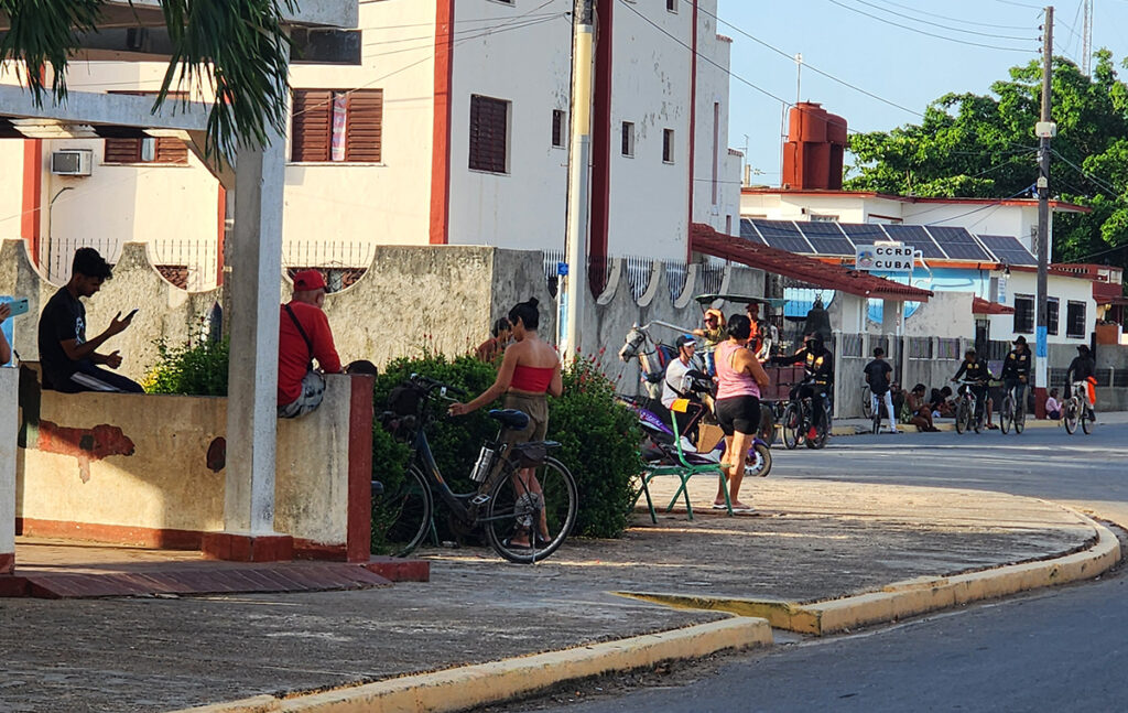 Los usuarios de la zona cardenense El Fuerte se benefician de la conectividad WiFi de Etecsa