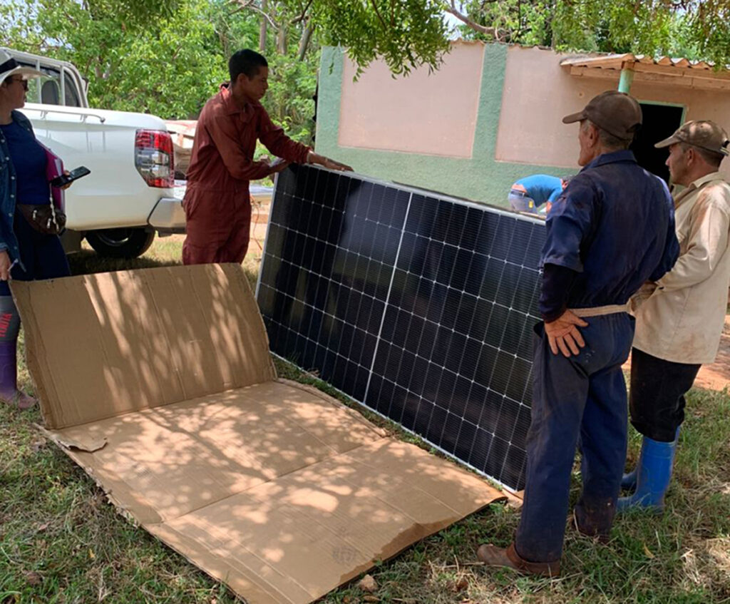 Recibe mujer emprendedora un módulo de paneles fotovoltaicos, gestionado por el CCRD-Cuba