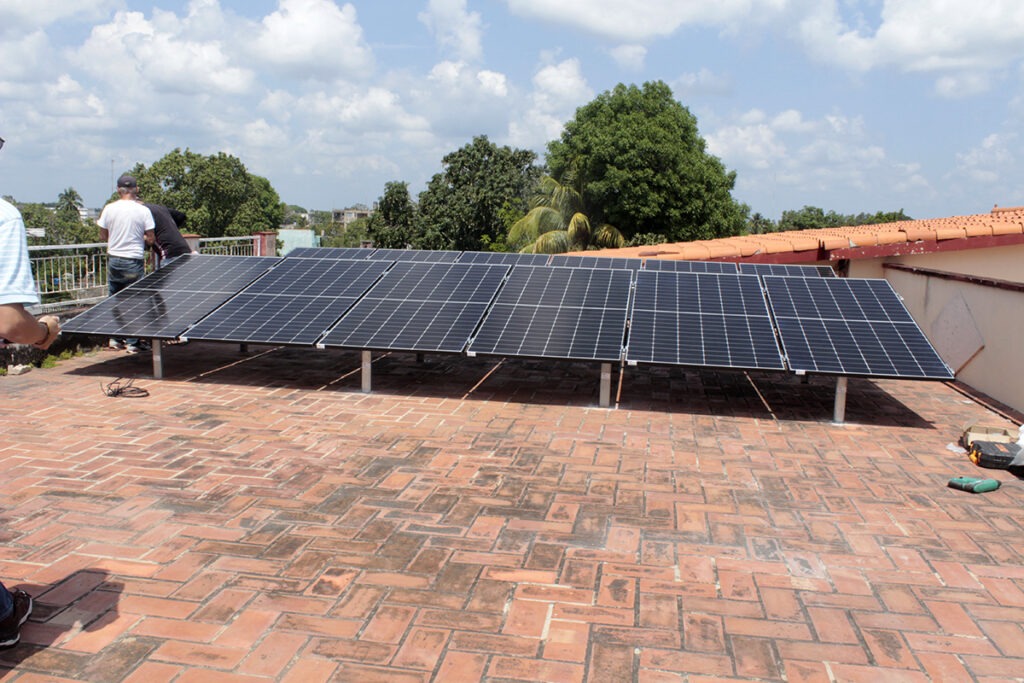 Instalación de paneles en el Hogar de Ancianos Daddy John en Colón, Matanzas