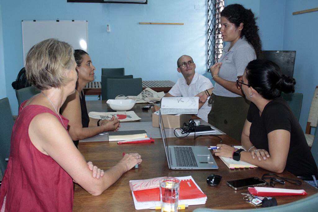 Paola Petruccelli, manager de proyectos (de pie) y Karin Eder, representante regional de AWO Internacional (izquierda) capacitan al equipo del CCRD-Cuba